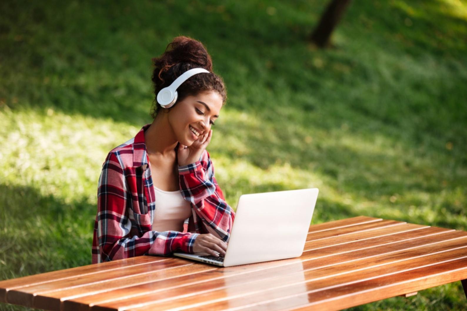 Analisis data keuangan dengan laptop dan grafik