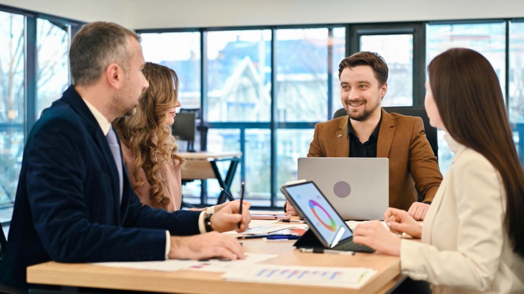 Sesi pembelajaran interpretasi data keuangan dengan instruktur berpengalaman