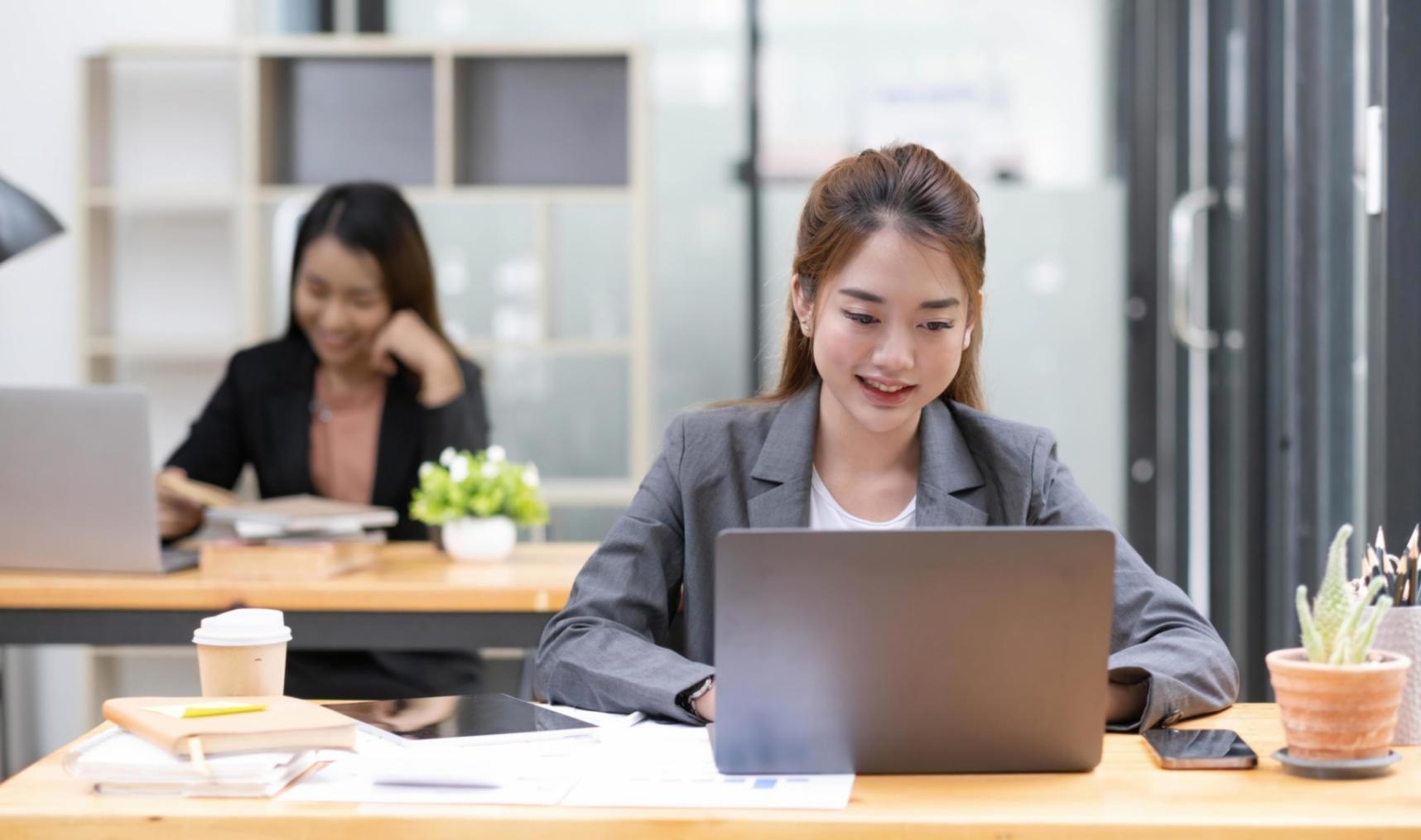 Tim bisnis sedang meeting membahas hasil analisis keuangan